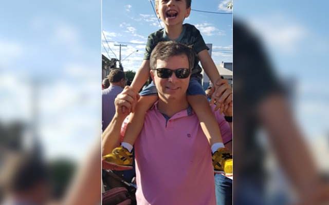 Gustavo Marão foi flagrado andando no meio da multidão com seu filho no ombro.