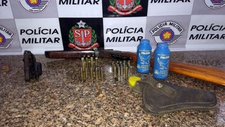 Armas e munições foram encontradas dentro de guarda-roupas (Foto: Polícia Militar/Cedida)