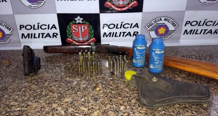 Armas e munições foram encontradas dentro de guarda-roupas (Foto: Polícia Militar/Cedida)