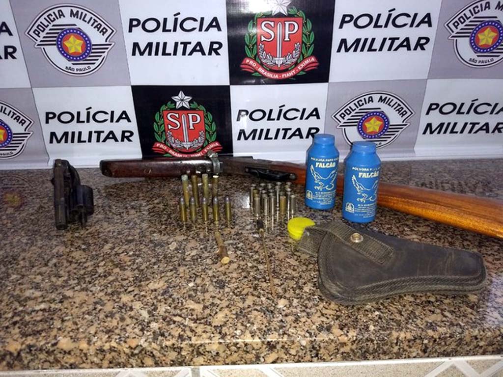 Armas e munições foram encontradas dentro de guarda-roupas (Foto: Polícia Militar/Cedida)