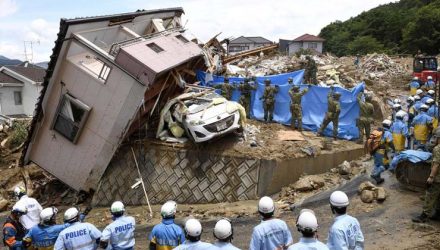 Equipes de resgate procuram sobreviventes em Kumano (Foto: Kyodo / via Reuters).