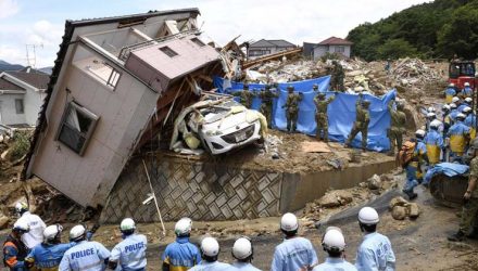 Equipes de resgate procuram sobreviventes em Kumano (Foto: Kyodo / via Reuters).