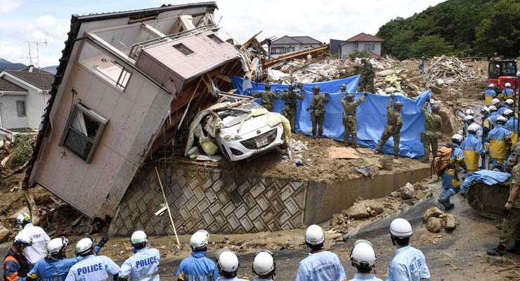 Equipes de resgate procuram sobreviventes em Kumano (Foto: Kyodo / via Reuters).