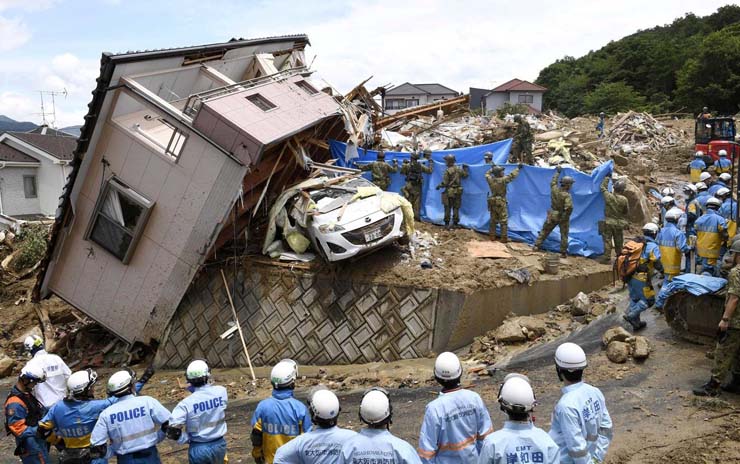 Equipes de resgate procuram sobreviventes em Kumano (Foto: Kyodo / via Reuters).