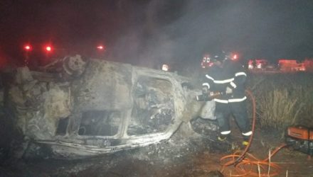 Caminhonete ficou totalmente carbonizada (Foto: Osvaldo Duarte/ Douradosnews).