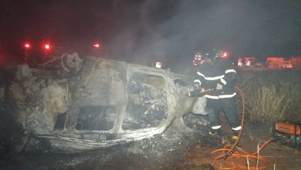 Caminhonete ficou totalmente carbonizada (Foto: Osvaldo Duarte/ Douradosnews).