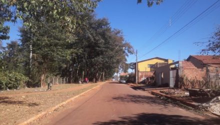 Local onde dois irmãos foram baleados durante um assalto, em Goiânia (Foto: Ludmila Rodrigues/TV Anhanguera).