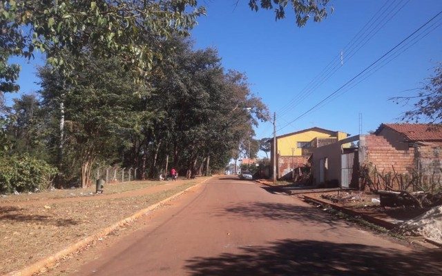 Local onde dois irmãos foram baleados durante um assalto, em Goiânia (Foto: Ludmila Rodrigues/TV Anhanguera).