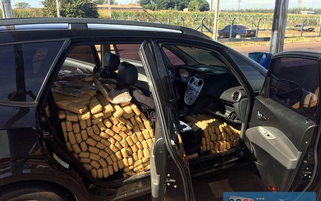 Traficante tenta fugir da policia com veiculo carregado com quase uma tonelada de Maconha e Skank na região de fronteira. Fotos: DIVULGAÇÃO/PRF