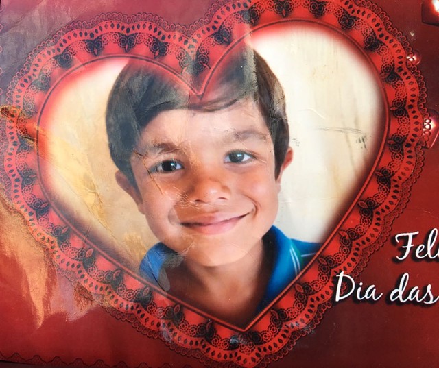 André Lucas Gabriel, de 7 anos, foi buscar uma pipa que teria caído perto do acesso de rodovia (Foto: Arquivo Pessoal).