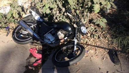 Moto envolvida em acidente fatal na Estrada do M'Boi Mirim, em SP (Foto: Abraão Cruz/G1).