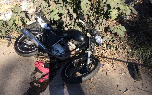 Moto envolvida em acidente fatal na Estrada do M'Boi Mirim, em SP (Foto: Abraão Cruz/G1).