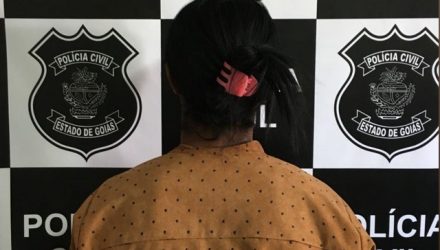 Mulher de 33 anos presa suspeita de estuprar, torturar e manter em cárcere adolescente de 16 anos (Foto: Reprodução/Polícia Civil).