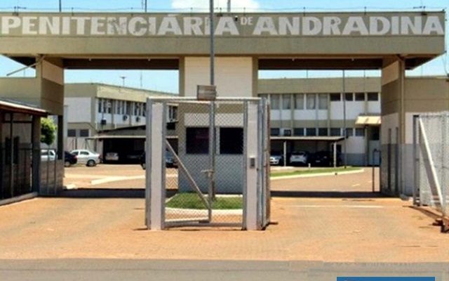 Adolescente foi flagrada com pacote contendo 24g de maconha preso no fundo de sua roupa íntima quando ia entrar na penitenciária. Foto: MANOEL MESSIAS/Agência