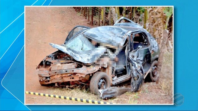 Carro ficou totalmente destruído após acidente em Fátima do Sul, MS (Foto: TV Morena/Reprodução).