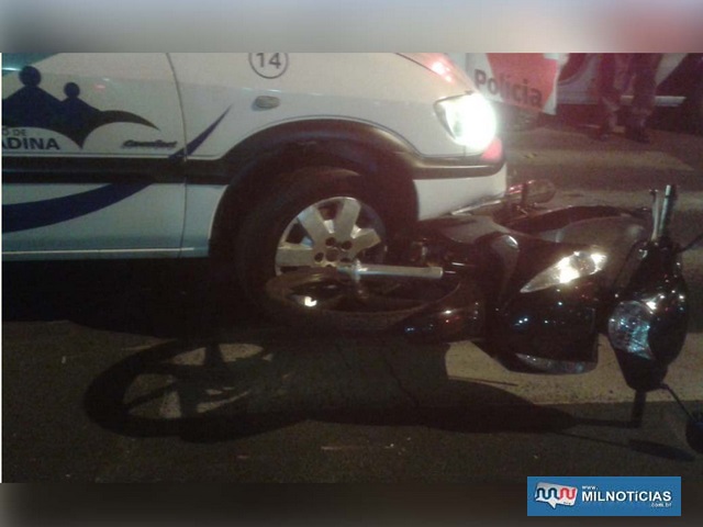 GM Zafira da Secretaria Municipal de Saúde de Andradina e a motoneta sofreram danos materiais. Fotoz: DIVULGAÇÃO