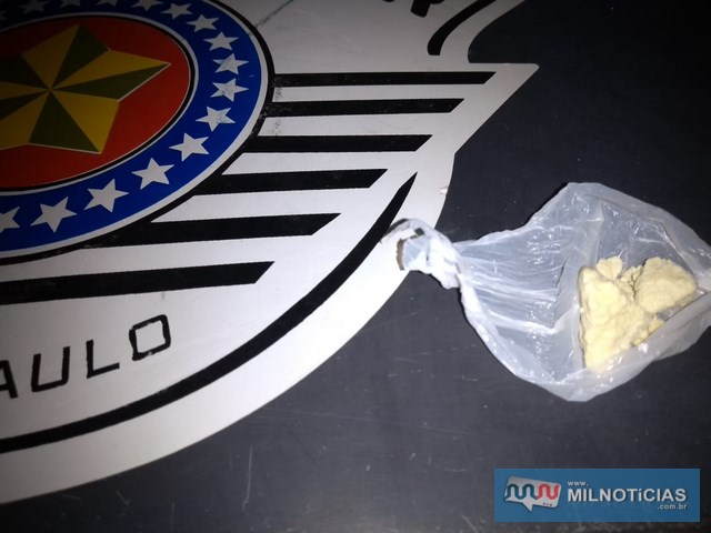 Foram localizados escondidos nas partes intimas da suspeita uma grande pedra de crack e um Iphone. Foto: DIVULGAÇÃO