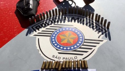 Foram apreendidos um revólver calibre .32mm, além de 50 munições do mesmo calibre. Fotos: DIVULGAÇÃO/PM
