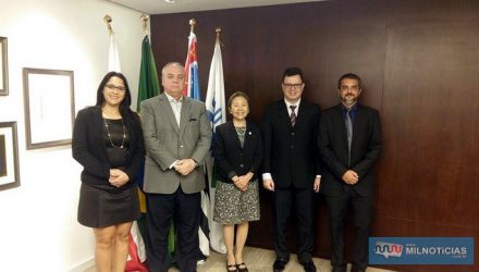 Tamiko com diretor-presidente da Universidade Brasil, José Fernando Pinto da Costa, que recentemente passou a ser mantenedora das Firb. Foto: Secom/Prefeitura