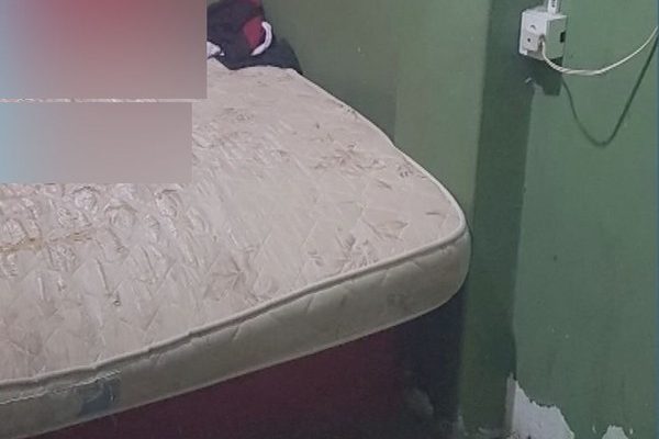 Camila foi encontrada morta nua sobre uma cama, segundo a PM (Foto: TVCA/Reprodução).