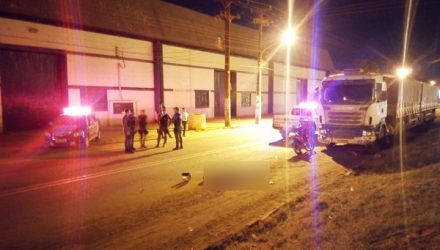 Jovem que pilotava moto foi baleado, bateu em carreta e morreu em Sorriso (Foto: Lucas Torres/Portal Sorriso).