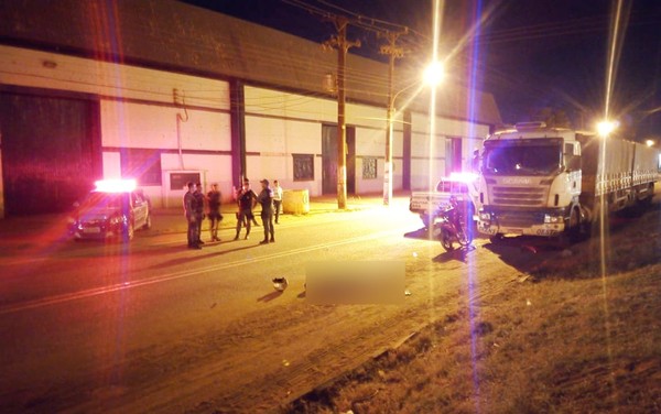 Jovem que pilotava moto foi baleado, bateu em carreta e morreu em Sorriso (Foto: Lucas Torres/Portal Sorriso).
