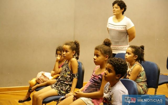 Crianças acompanham curtas-metragens infantis na Praça CEU das Artes. Foto: Secom/Prefeitura