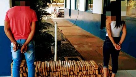 Homem de 25 anos e mulher de 22 anos foram flagrados e, carro com 138 tabletes de maconha. Foto: Patrulha News