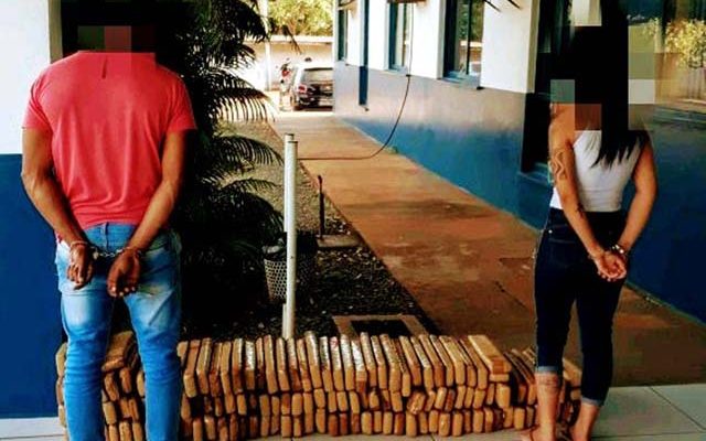Homem de 25 anos e mulher de 22 anos foram flagrados e, carro com 138 tabletes de maconha. Foto: Patrulha News