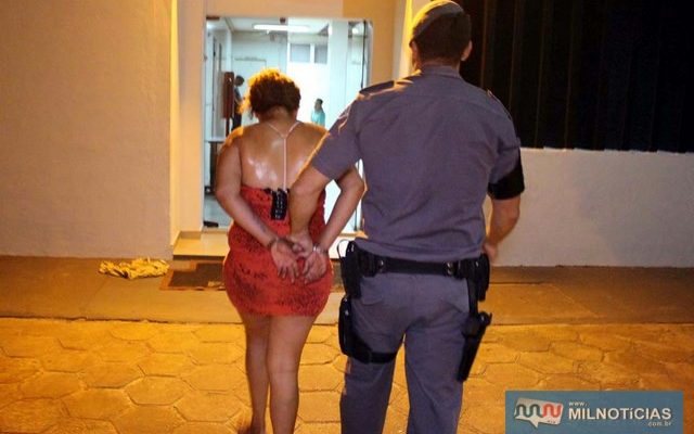 Viviane entregou outras porções de crack quando participou da audiência de custódia no Forum. Foto: MANOEL MESSIAS/Agência