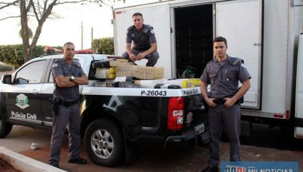 Equipe da PM de Nova Independência, com sargento Araújo (sobre a droga), cabos Márcio (esq.), e Duarte (dir.), realizaram a prisão da dupla e apreensão da droga; Foto: MANOEL MESSIAS/Agência,