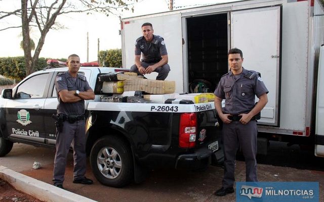 Equipe da PM de Nova Independência, com sargento Araújo (sobre a droga), cabos Márcio (esq.), e Duarte (dir.), realizaram a prisão da dupla e apreensão da droga; Foto: MANOEL MESSIAS/Agência,