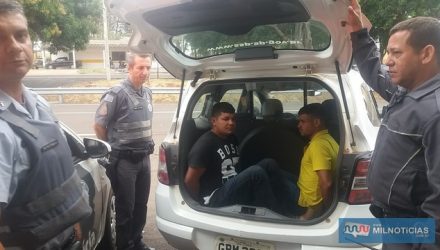 Foram presos Elias Ortiz Chimenez, o “Índio” (esq.), de 20 anos, e Jean Marcos Lopes Freitas, o “Batatinha”. 21 anos, moradores na cidade de Antônio João/MS. Foto: MANOEL MESSIAS/Mil Noticias