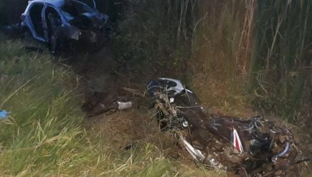 Carro e a moto ficaram destruídos após a colisão na vicinal que liga Tupã a Bastos (Foto: João Trentini / Arquivo pessoal )Carro e a moto ficaram destruídos após a colisão na vicinal que liga Tupã a Bastos (Foto: João Trentini / Arquivo pessoal ).