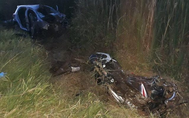 Carro e a moto ficaram destruídos após a colisão na vicinal que liga Tupã a Bastos (Foto: João Trentini / Arquivo pessoal )Carro e a moto ficaram destruídos após a colisão na vicinal que liga Tupã a Bastos (Foto: João Trentini / Arquivo pessoal ).