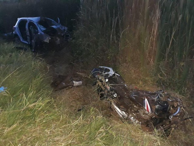 Carro e a moto ficaram destruídos após a colisão na vicinal que liga Tupã a Bastos (Foto: João Trentini / Arquivo pessoal )Carro e a moto ficaram destruídos após a colisão na vicinal que liga Tupã a Bastos (Foto: João Trentini / Arquivo pessoal ).