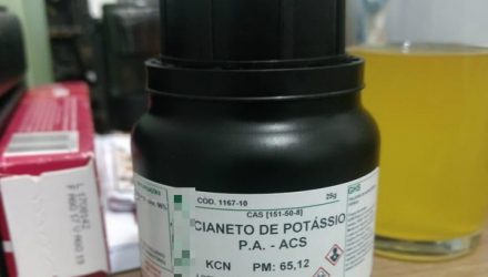 Cianeto de potássio, de comercialização proibida, foi comprado pela internet. (Foto: G1 Santos).