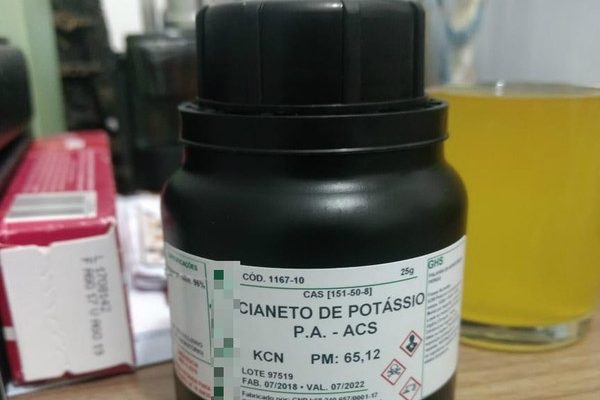 Cianeto de potássio, de comercialização proibida, foi comprado pela internet. (Foto: G1 Santos).