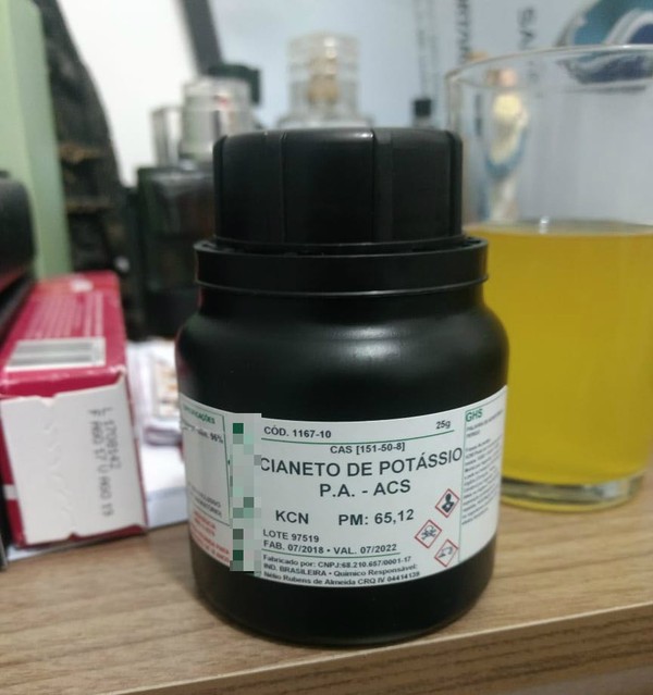 Cianeto de potássio, de comercialização proibida, foi comprado pela internet. (Foto: G1 Santos).