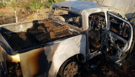 Um dos veículos pegou fogo durante perseguição policial em Areiópolis (Foto: Arquivo Pessoal).