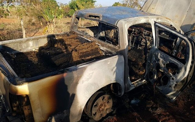 Um dos veículos pegou fogo durante perseguição policial em Areiópolis (Foto: Arquivo Pessoal).