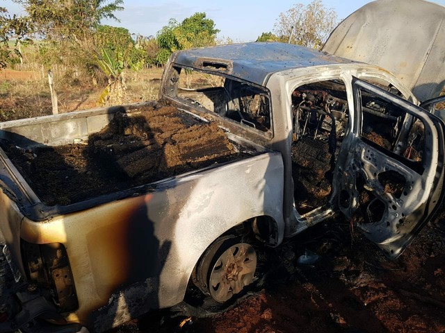 Um dos veículos pegou fogo durante perseguição policial em Areiópolis (Foto: Arquivo Pessoal).