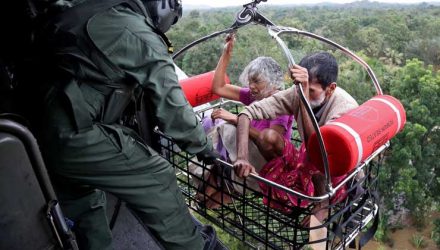 Soldados da Marinha Indiana participam de operação de resgate em uma área inundada em Kerala, na Índia, nesta sexta-feira (17) (Foto: Sivaram V/ Reuters).