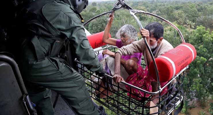 Soldados da Marinha Indiana participam de operação de resgate em uma área inundada em Kerala, na Índia, nesta sexta-feira (17) (Foto: Sivaram V/ Reuters).