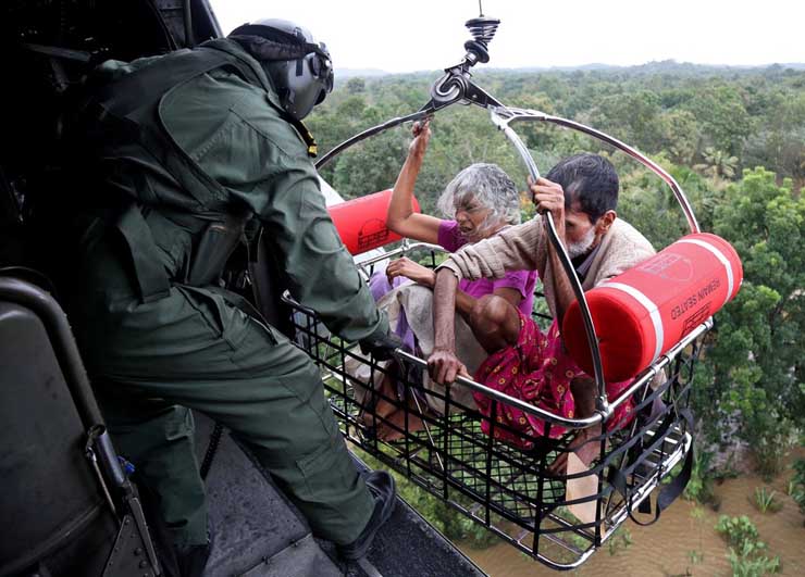 Soldados da Marinha Indiana participam de operação de resgate em uma área inundada em Kerala, na Índia, nesta sexta-feira (17) (Foto: Sivaram V/ Reuters).