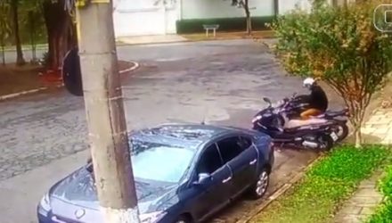 Moto de policial desaparecida é deixada por homem perto da Praça Panamericana, na Zona Oeste de SP (Foto: Reprodução/Câmera de segurança).