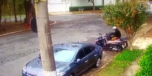 Moto de policial desaparecida é deixada por homem perto da Praça Panamericana, na Zona Oeste de SP (Foto: Reprodução/Câmera de segurança).