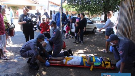 Rapaz chegou a perder os sentidos por alguns segundos devido o trauma abdominal e foi socorrido pela unidade de resgate do Corpo de Bombeiros. Foto: MANOEL MESSIAS/Agência