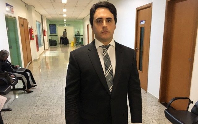 Advogado Walmir Oliveira da Cunha perdeu três dedos após receber uma bomba, em Goiânia (Foto: Sílvio Túlio/G1).