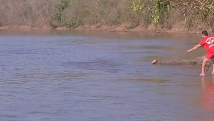 Corpo de Bombeiros faz busca no Rio Vermelho, em Rondonópolis (Foto: TVCA/Reprodução).